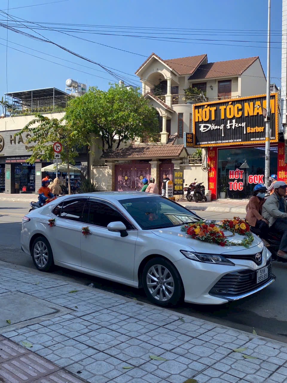 Cho thuê Toyota Camry cưới, du lịch – sang trọng, êm ái, tài xế chuyên nghiệp