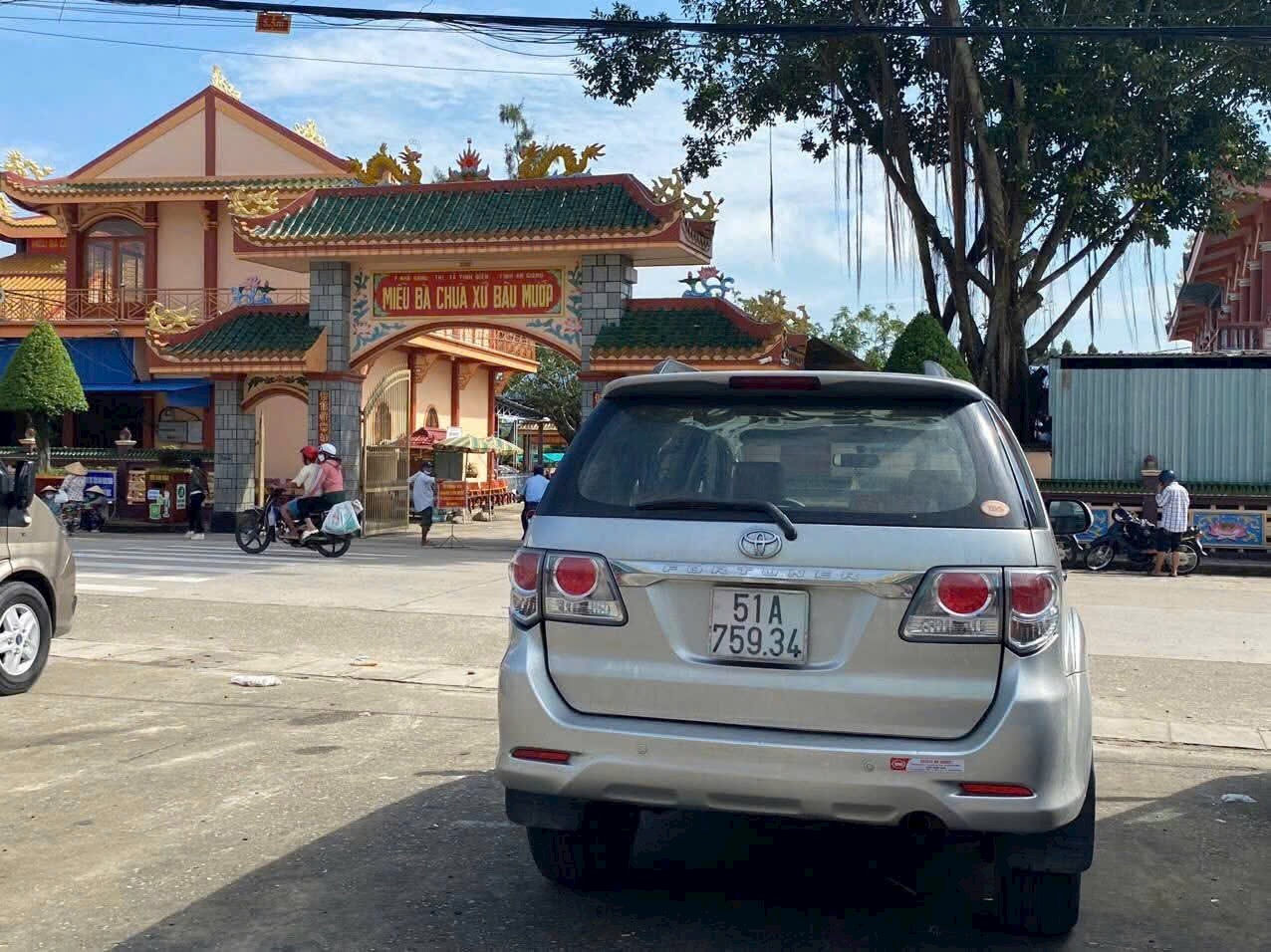 Cho thuê Toyota Fortuner 7 chỗ màu bạc – rộng rãi, đi tỉnh thoải mái, giá hợp lý ảnh 3