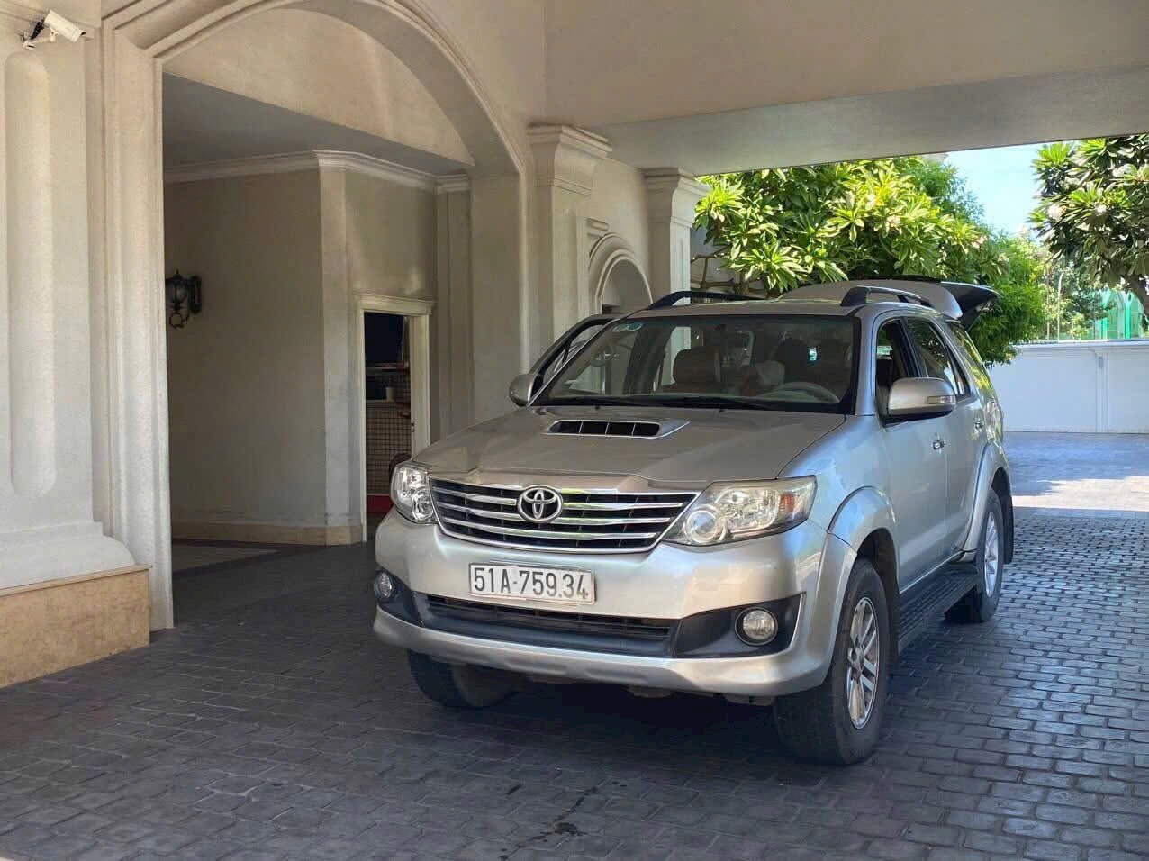 Cho thuê Toyota Fortuner 7 chỗ màu bạc – rộng rãi, đi tỉnh thoải mái, giá hợp lý