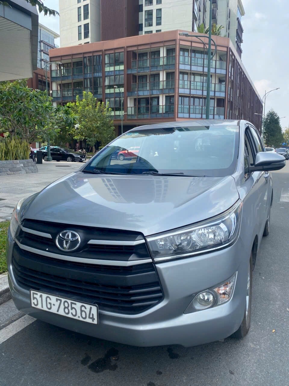 Cho thuê Toyota Innova màu bạc – rộng rãi, êm ái, phù hợp gia đình & công tác