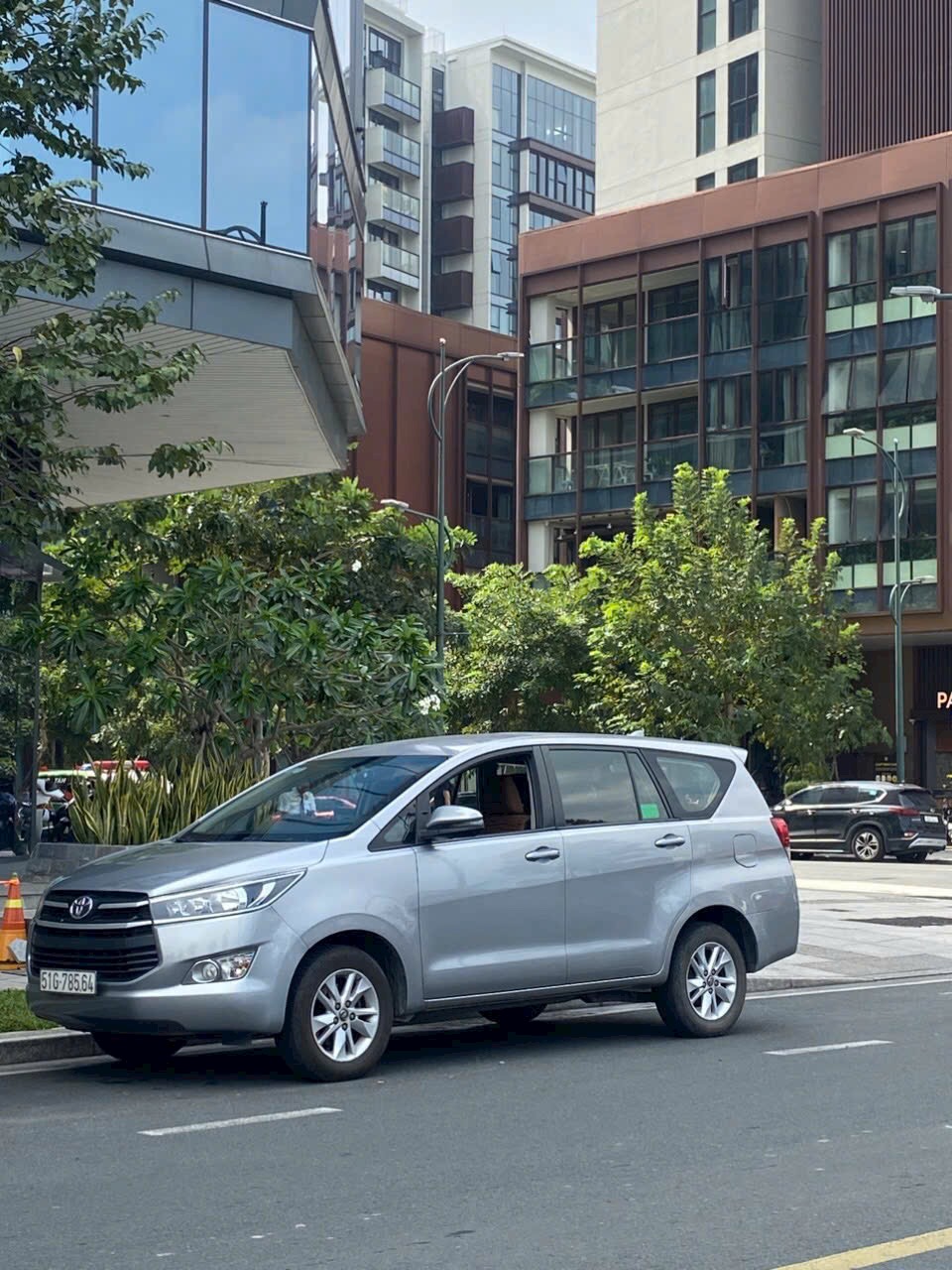 Cho thuê Toyota Innova màu bạc – rộng rãi, êm ái, phù hợp gia đình & công tác ảnh 3